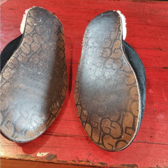 Cozy Black Suede Slippers Size 9 - Picture 3 of 4